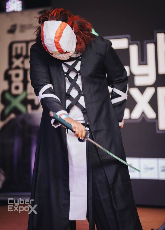 Cosplayer takes a bow